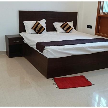 Hotel Aparna Grand Near Ram Janam Bhoomi And Temple - Fully Air Conditioned - Free Wifi Available - Best Budget Hotel In Ayodhya ภายนอก รูปภาพ