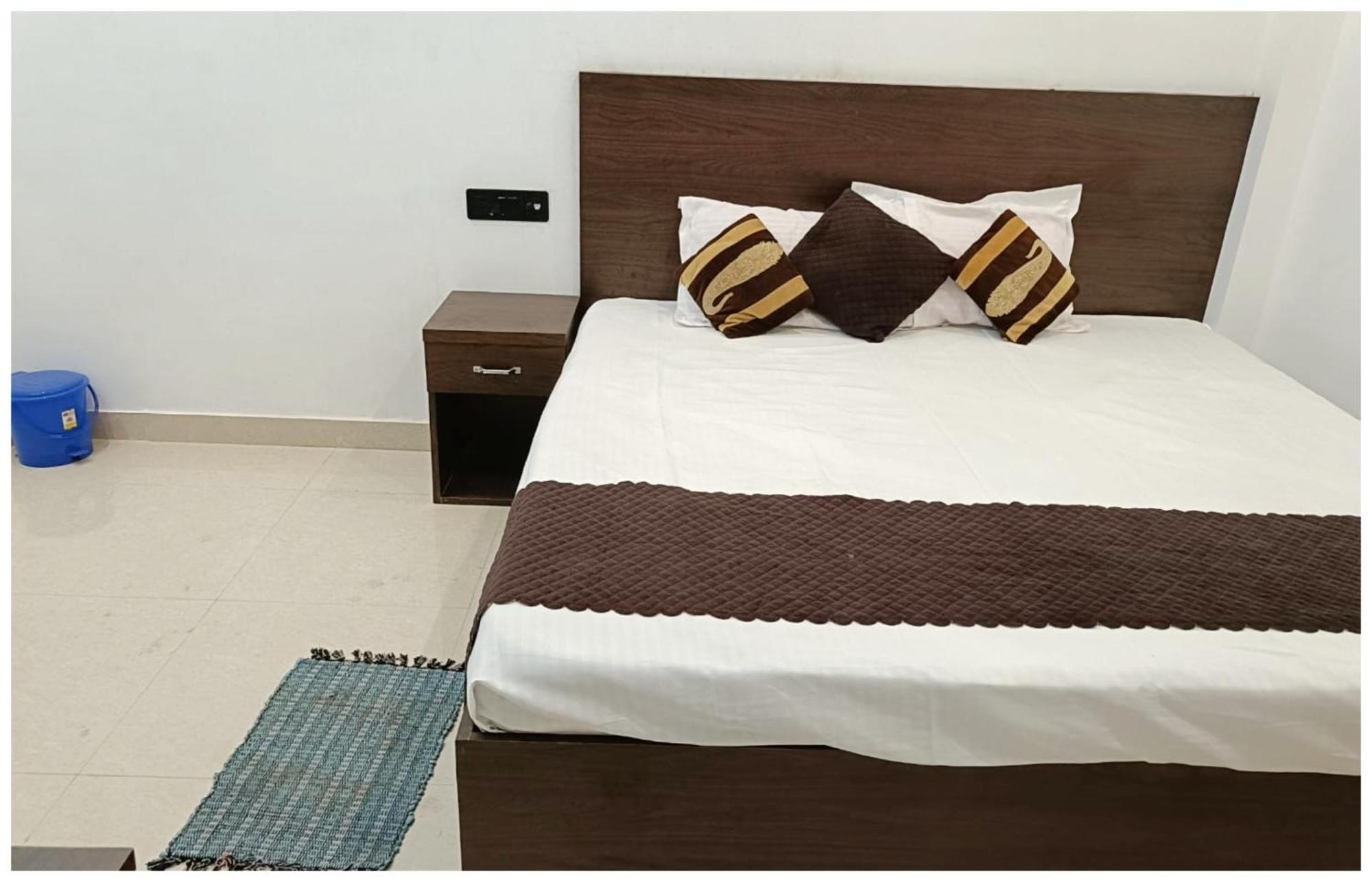 Hotel Aparna Grand Near Ram Janam Bhoomi And Temple - Fully Air Conditioned - Free Wifi Available - Best Budget Hotel In Ayodhya ภายนอก รูปภาพ