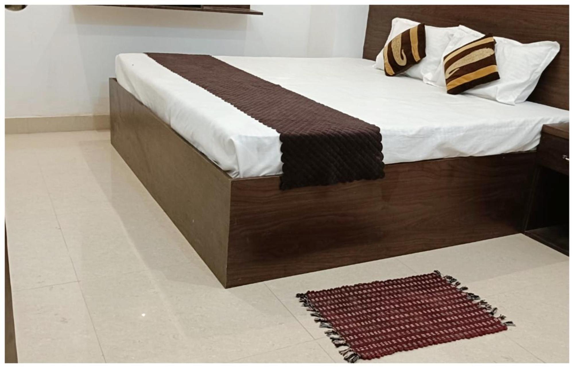 Hotel Aparna Grand Near Ram Janam Bhoomi And Temple - Fully Air Conditioned - Free Wifi Available - Best Budget Hotel In Ayodhya ภายนอก รูปภาพ