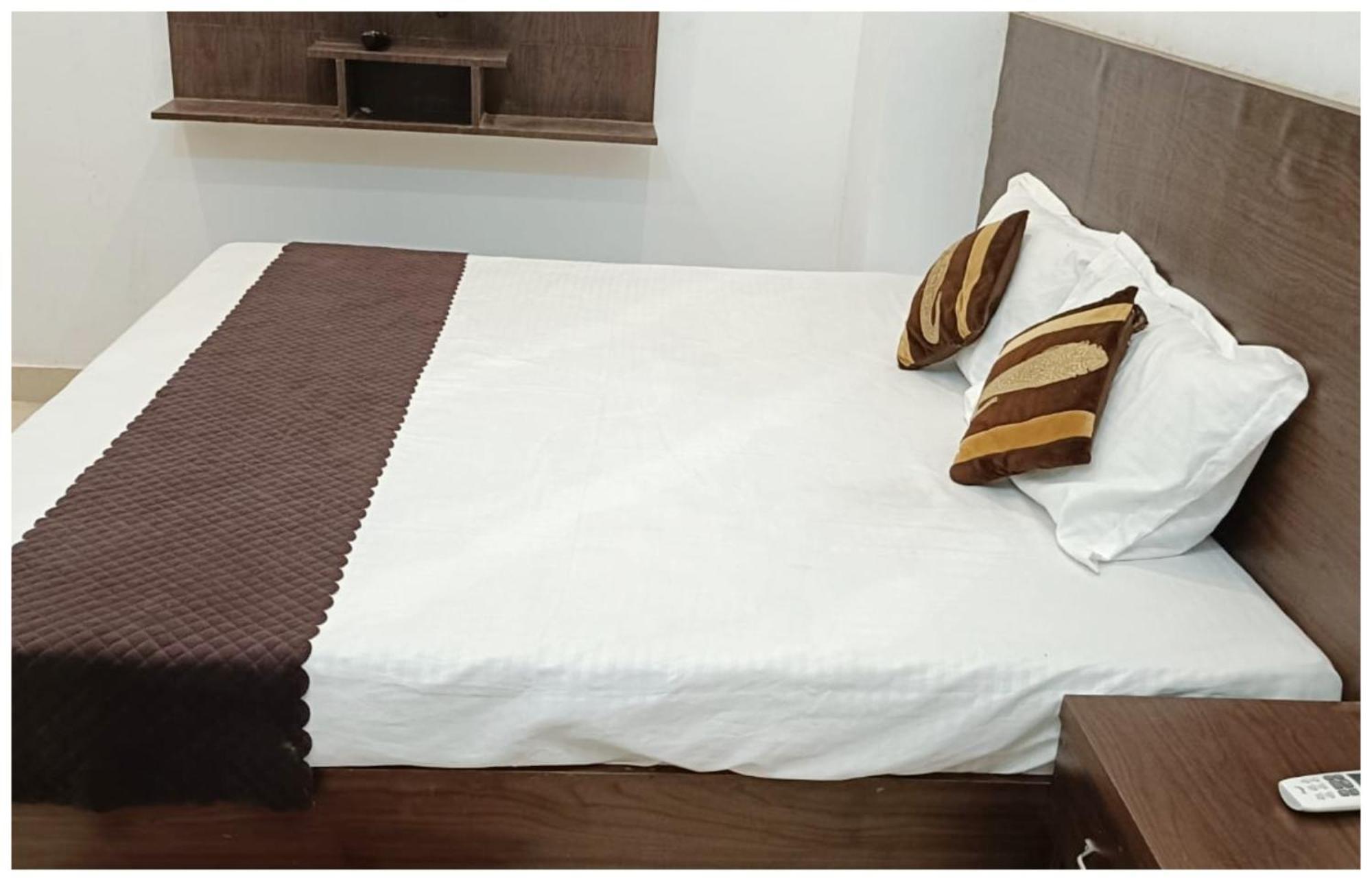Hotel Aparna Grand Near Ram Janam Bhoomi And Temple - Fully Air Conditioned - Free Wifi Available - Best Budget Hotel In Ayodhya ภายนอก รูปภาพ
