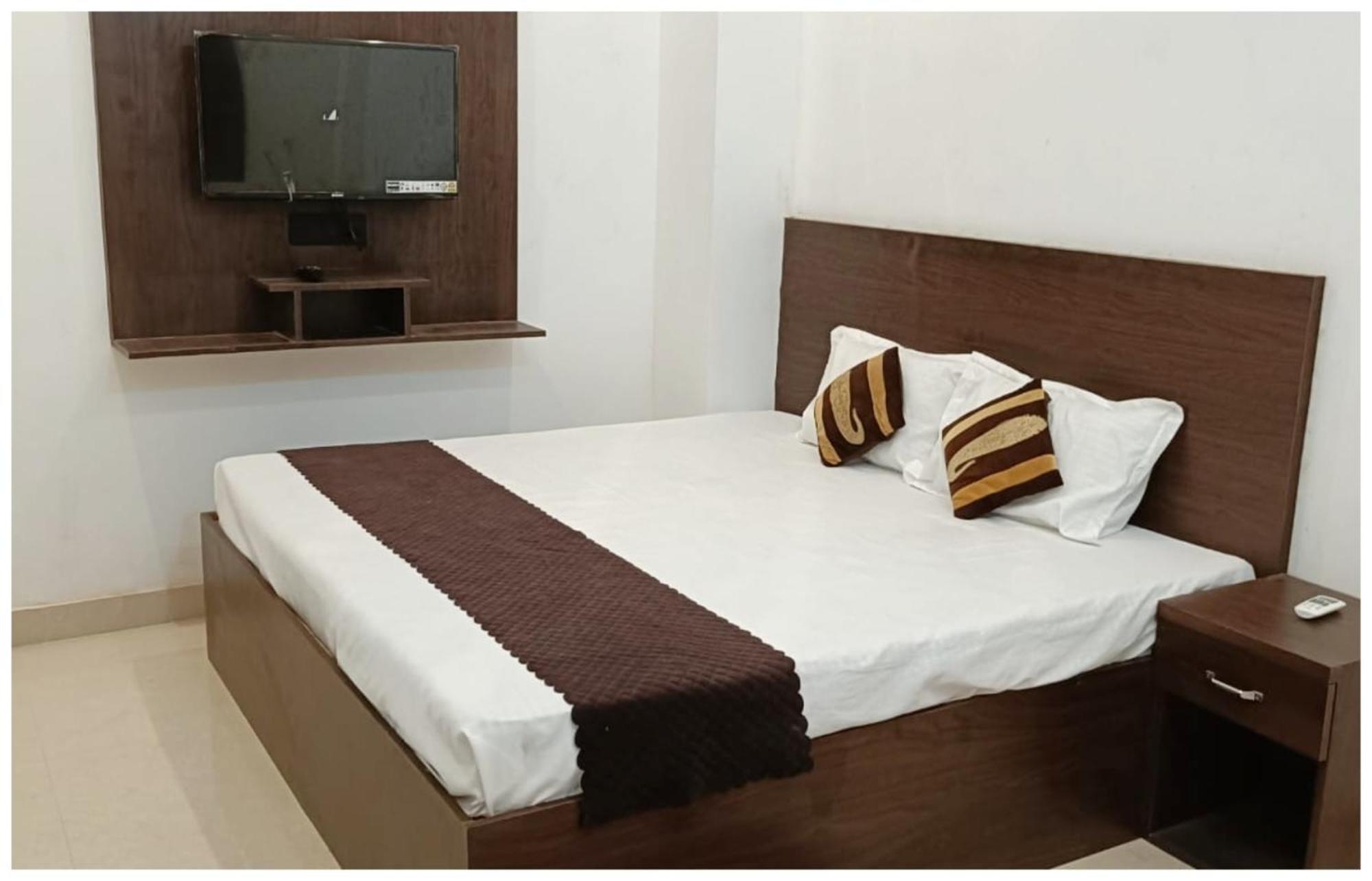 Hotel Aparna Grand Near Ram Janam Bhoomi And Temple - Fully Air Conditioned - Free Wifi Available - Best Budget Hotel In Ayodhya ภายนอก รูปภาพ